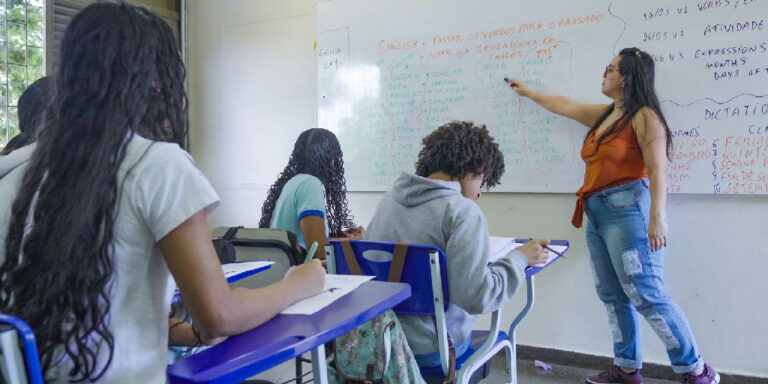 Educação em pauta: os caminhos divergentes de Lula e Flávio Bolsonaro para o ensino