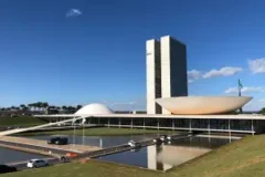 Eleitores e aliados intensificam votação e atos de campanha no segundo turno pelo país