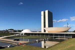 Eleitores e aliados intensificam votação e atos de campanha no segundo turno pelo país