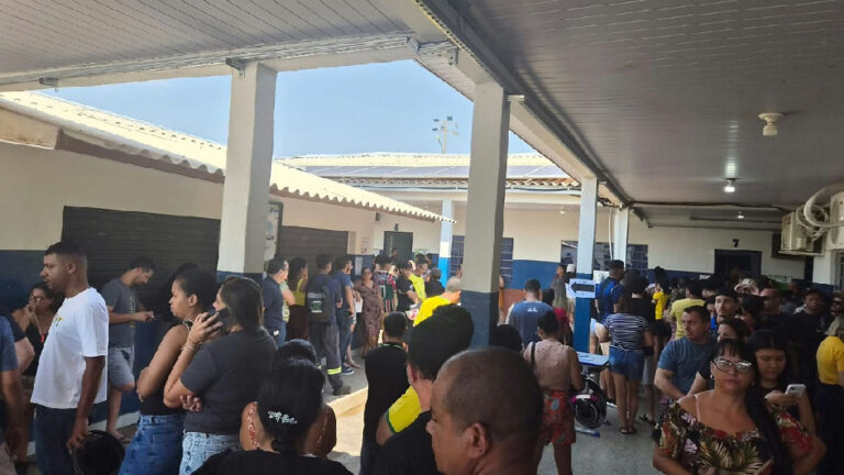 Eleitores enfrentam longas filas de votação em Cuiabá e Várzea Grande neste domingo