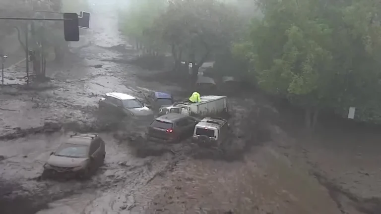 Enchentes em Santiago arrastam veículos e deixam feridos após chuvas intensas