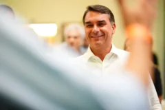 Equipe de Flávio Bolsonaro aciona TSE e pede cassação da candidatura de Lula