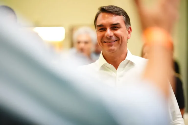 Equipe de Flávio Bolsonaro aciona TSE e pede cassação da candidatura de Lula