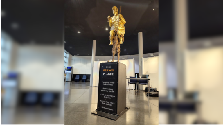 Escultura satírica de Donald Trump causa impacto no Parlamento Europeu