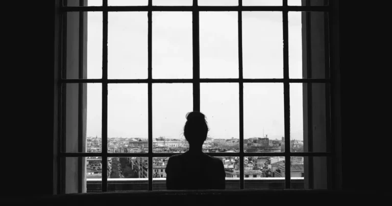Estudo aponta que a solidão prolongada pode reduzir anos de vida saudável