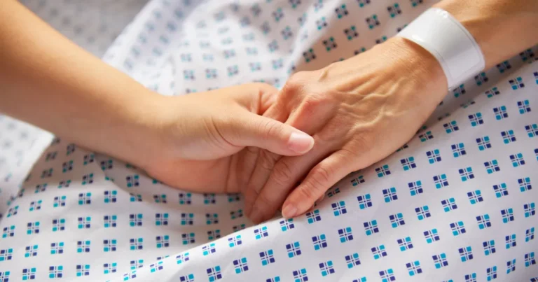 Estudo aponta relação entre cochilos frequentes, poluição e risco de Alzheimer