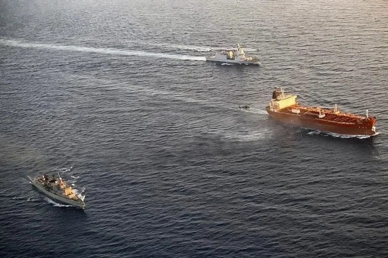 EUA estudam flexibilizar sanções a navios de frota paralela para reduzir fretes