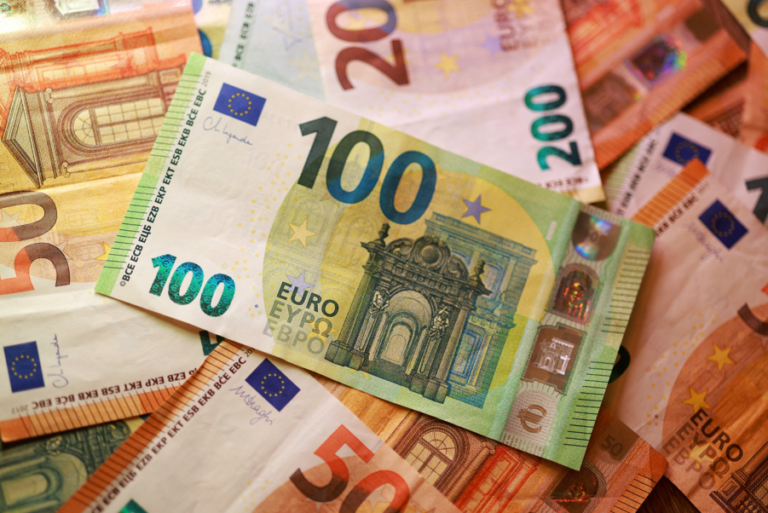 Euro enfrenta pressão global e atinge menor nível em 17 meses frente ao dólar