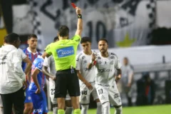 Expulsão de Neymar após aplicação da Lei Vini Jr agita o campeonato brasileiro