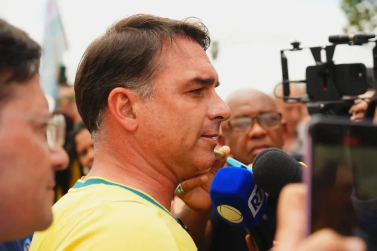 Falha técnica deixa propaganda de Flávio Bolsonaro sem áudio na TV