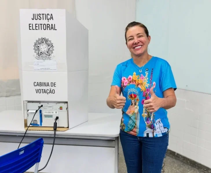 Flávia Moretti vota em Várzea Grande e reafirma apoio a Pivetta para o governo