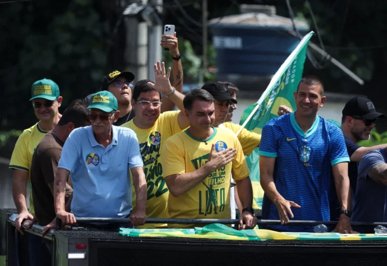 Flávio Bolsonaro aponta guerra espiritual e critica adversários em evento no Rio