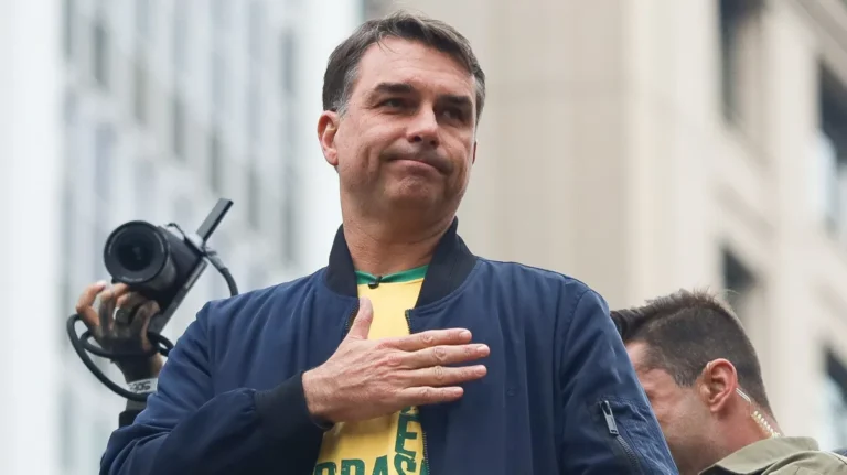 Flávio Bolsonaro aposta no voto da revolta para atrair eleitor crítico ao Judiciário