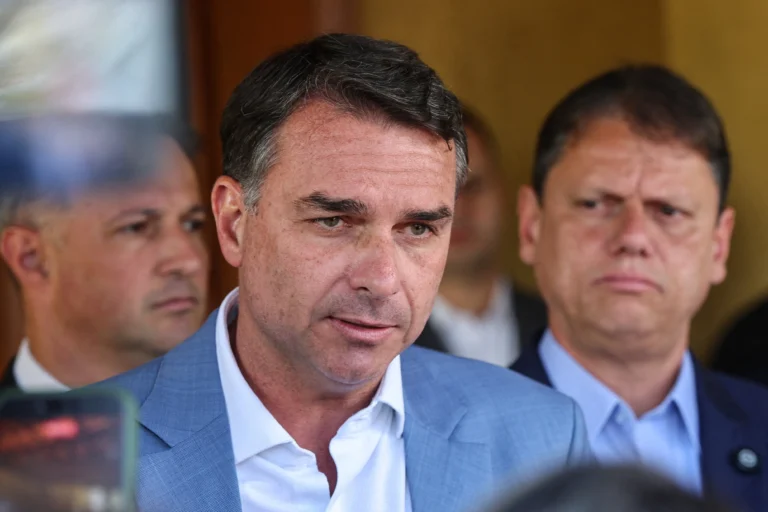 Flávio Bolsonaro articula apoio do Centrão e ganha tração na corrida presidencial