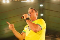 Flávio Bolsonaro concentra esforços em gravações de campanha e suspende atos públicos