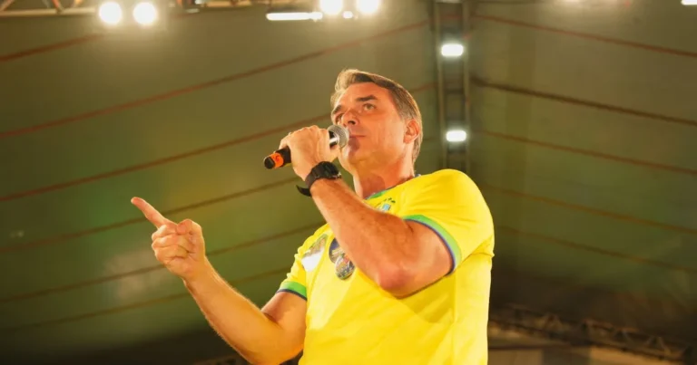 Flávio Bolsonaro concentra esforços em gravações de campanha e suspende atos públicos