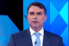 Flávio Bolsonaro conquista direito de resposta após ser chamado de miliciano por Lula em debate