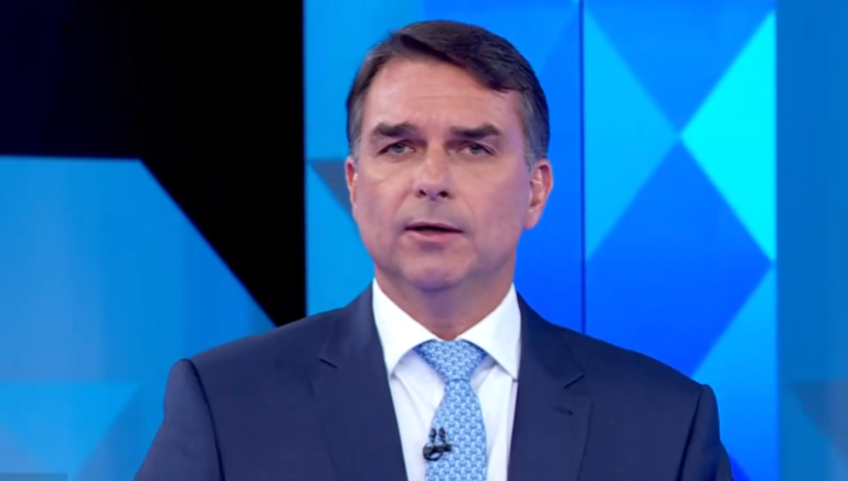 Flávio Bolsonaro conquista direito de resposta após ser chamado de miliciano por Lula em debate
