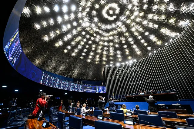 Flávio Bolsonaro declara apoio ao fim da escala 6x1 na véspera de votação no Senado