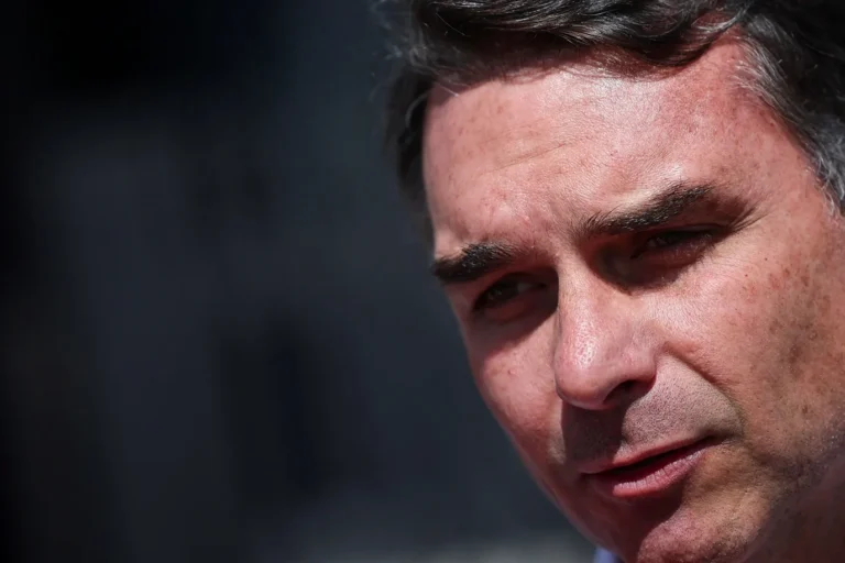 Flávio Bolsonaro garante presença de Lula em debates do segundo turno