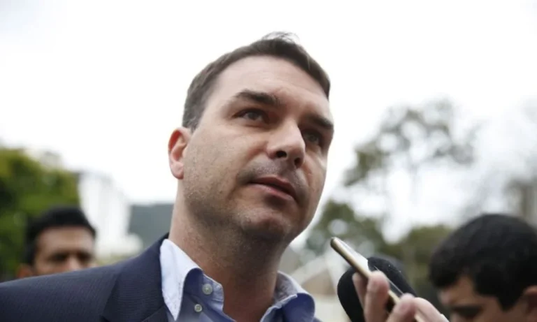 Flávio Bolsonaro lidera apuração inicial na disputa pela Presidência da República