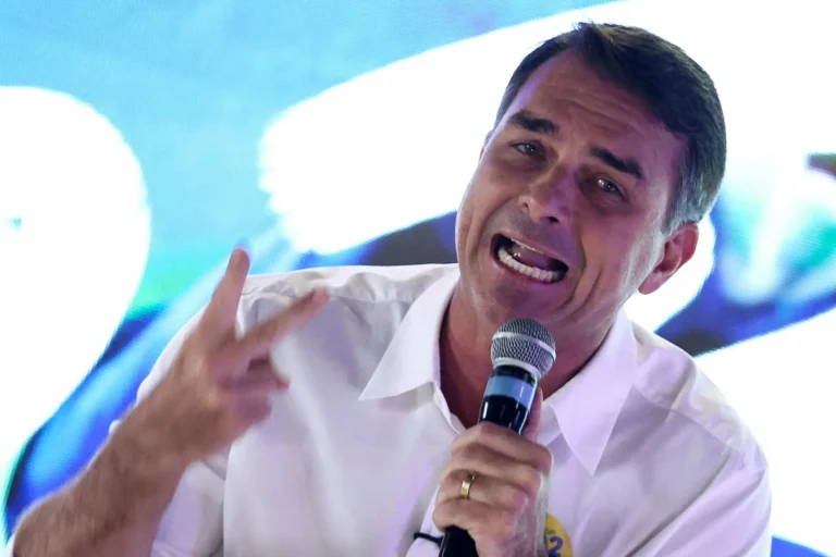 Flávio Bolsonaro promete manutenção de programas sociais e mira redução de juros