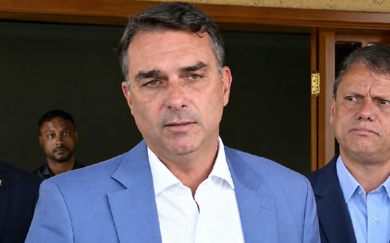 Flávio Bolsonaro propõe flexibilização da jornada de trabalho e critica postura de Lula