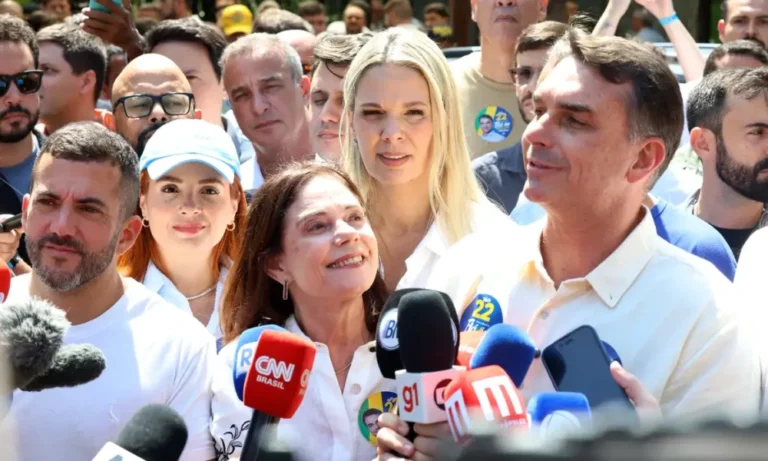 Flávio Bolsonaro reafirma manutenção de programas sociais e rebate desinformação em campanha
