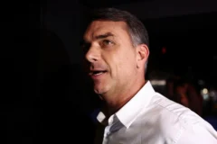Flávio Bolsonaro vota pelo fim da escala 6x1 mas se ausenta de debates sobre a PEC
