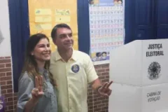 Flávio vota no Rio de Janeiro e aponta necessidade de mudança no país
