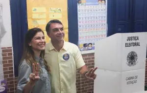 Flávio vota no Rio de Janeiro e aponta necessidade de mudança no país