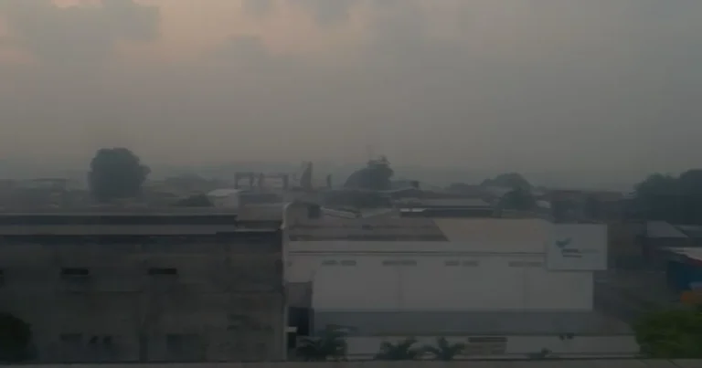 Fumaça densa toma conta de manaus e mantém qualidade do ar ruim