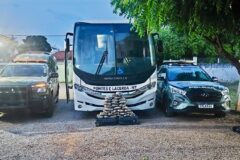 Gefron intercepta carga de maconha em micro-ônibus da prefeitura na Br-070