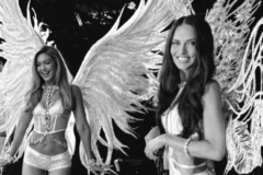 Gigi Hadid compartilha registros dos bastidores com Adriana Lima após desfile