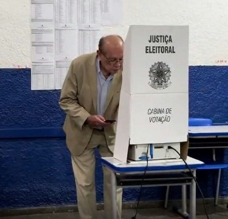 Gilmar Mendes nega uso de celular na cabine e esclarece objeto em votação