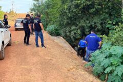 Homem sem identificação é encontrado morto dentro de córrego na região metropolitana