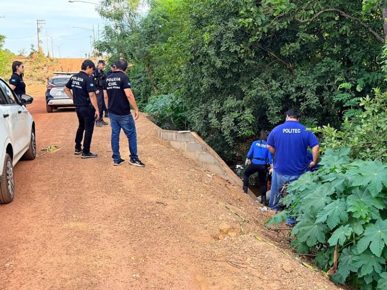 Homem sem identificação é encontrado morto dentro de córrego na região metropolitana