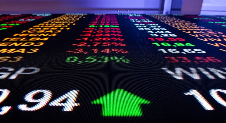 Ibovespa encerra sessão em alta com suporte da Petrobras em dia de volatilidade eleitoral