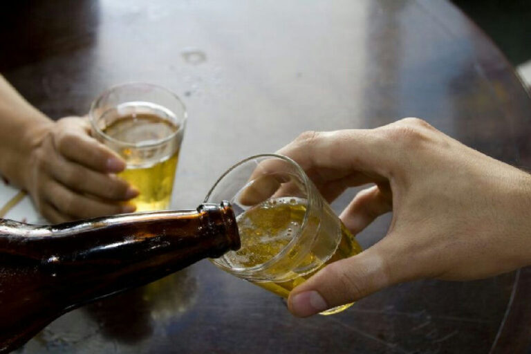 Idoso é resgatado trancado em casa enquanto esposa bebia em bar