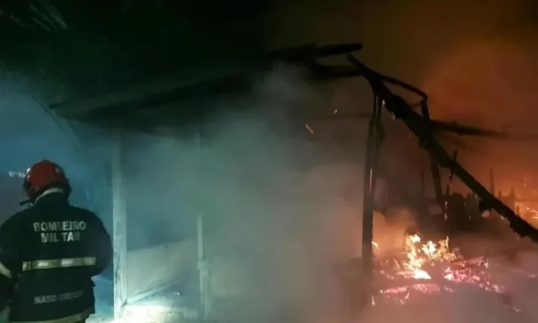 Incêndio destrói residência de madeira em Colniza e mobiliza bombeiros