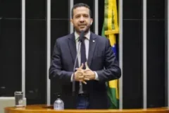 Internação de André Janones após crise de arritmia cardíaca durante debate