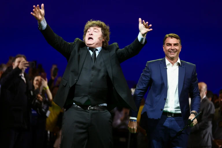 Javier Milei celebra desempenho de Flávio Bolsonaro e projeta nova relação com o Brasil