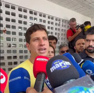 João Campos vota no Recife e projeta vitória nas eleições de Pernambuco