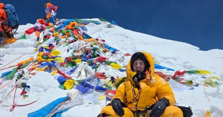 Jovem brasileiro escala everest e lhotse em menos de um dia