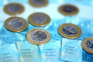 Juros futuros oscilam com pressão externa enquanto mercado aguarda definições eleitorais