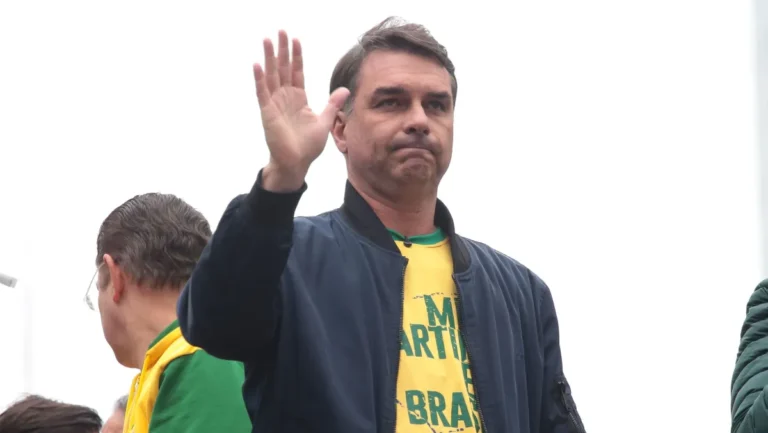 Justiça federal aceita notícia-crime de Flávio Bolsonaro sobre uso indevido de imagem em criptomoeda