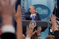 Justiça mantém acesso de jornalistas à Casa Branca enquanto processo contra Trump tramita