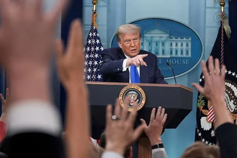 Justiça mantém acesso de jornalistas à Casa Branca enquanto processo contra Trump tramita
