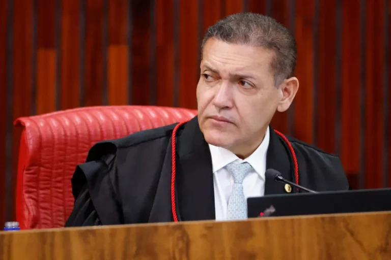 Kassio Nunes Marques suspende canal Exército do Lula e exige registro no TSE