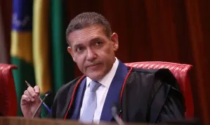 Kassio Nunes Marques suspende circulação de jornal sindical após pedido da campanha de Flávio Bolsonaro